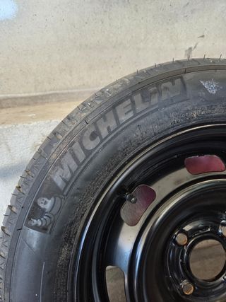 Rueda con llanta. Presión 185/65 R 15