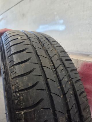 Rueda con llanta. Presión 185/65 R 15