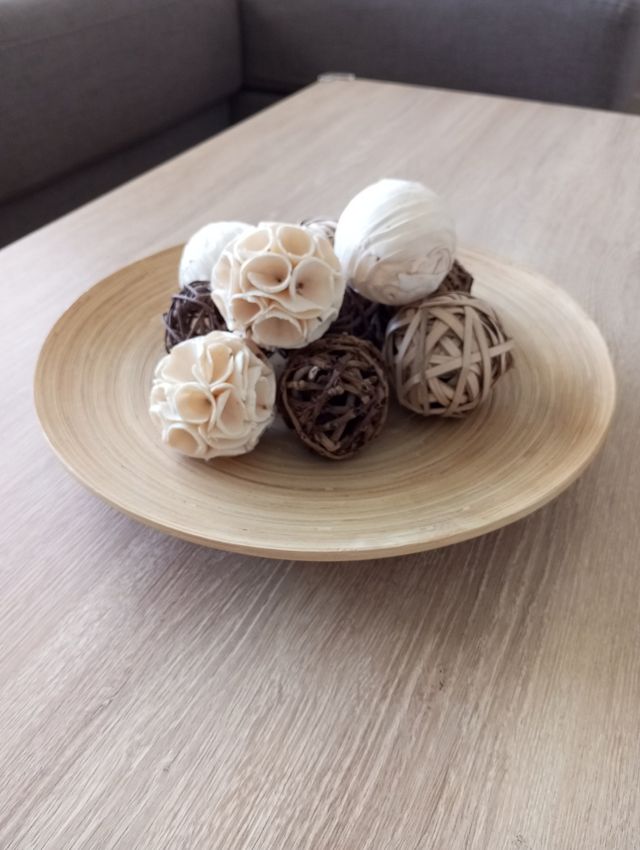Centro de mesa con bolas de mimbre