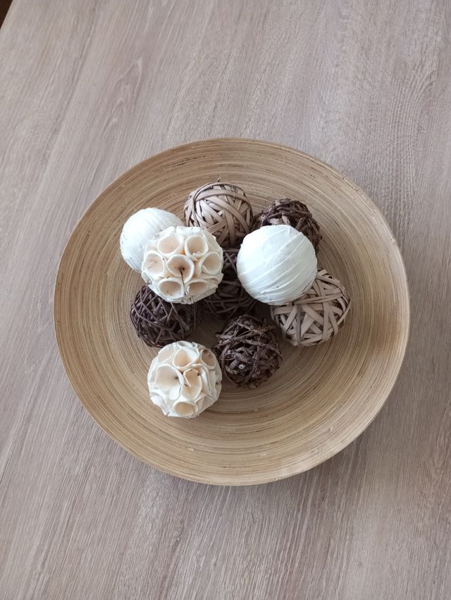 Centro de mesa con bolas de mimbre