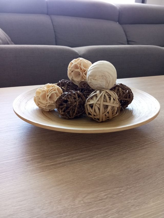 Centro de mesa con bolas de mimbre