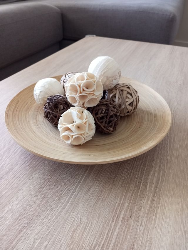Centro de mesa con bolas de mimbre