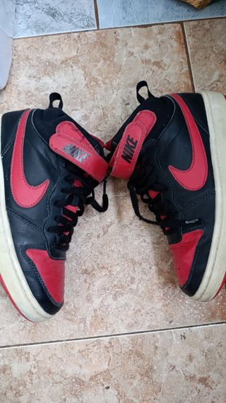 Zapatillas Nike rojas y negras