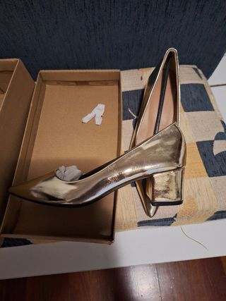 Zapatos de tacón dorados