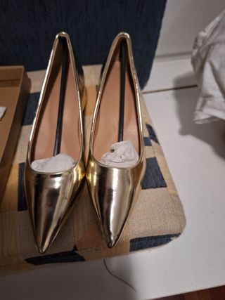 Zapatos de tacón dorados