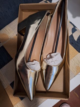 Zapatos de tacón dorados