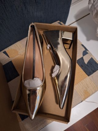 Zapatos de tacón dorados