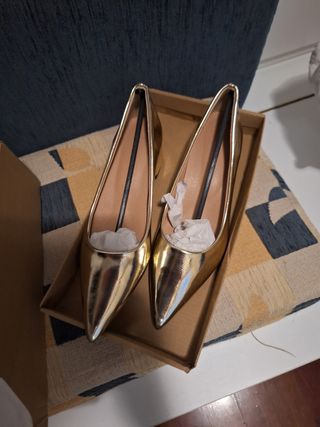 Zapatos de tacón dorados