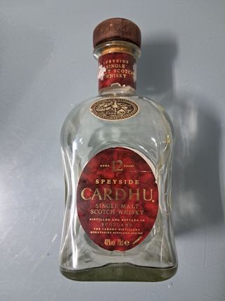 Botella cardhu vacia