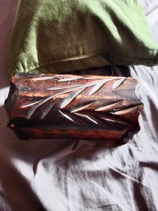 Baúl madera tallada antiguo