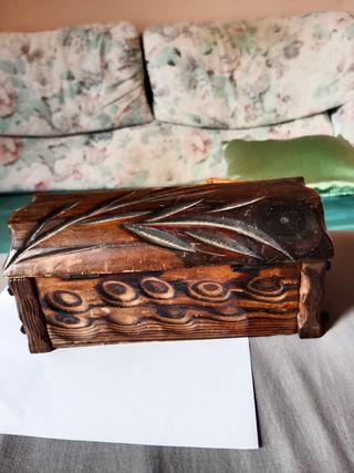 Baúl madera tallada antiguo