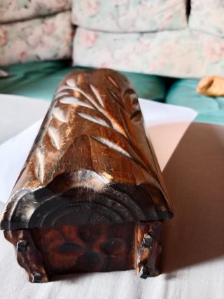 Baúl madera tallada antiguo
