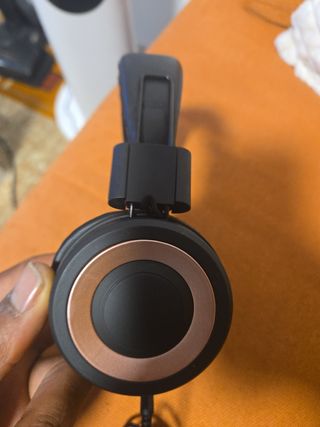 Auriculares inalámbricos negros y dorados