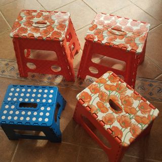 4 taburetes plegables - rojos y azules