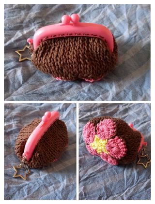 Carterita a punto y crochet con flor.
