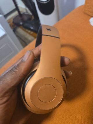 Auriculares inalámbricos dorados