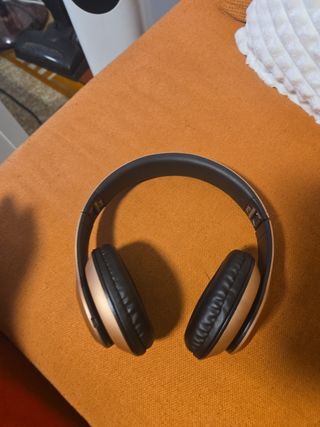 Auriculares inalámbricos dorados