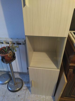 Estantería con puertas de cristal