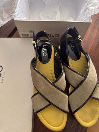 Sandalias Liu Jo - cuña -  color negro y amarillo.