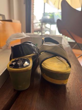 Sandalias Liu Jo - cuña -  color negro y amarillo.