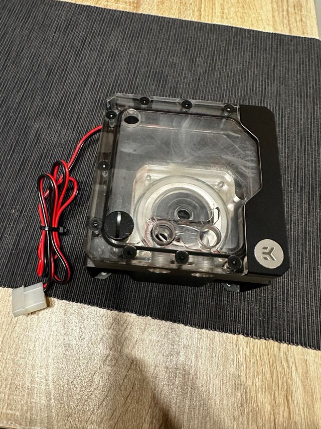 EK Water Blocks - Pompa dell'acqua modello flt120