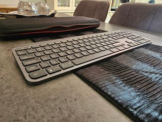 Logitech MX Keys + Case