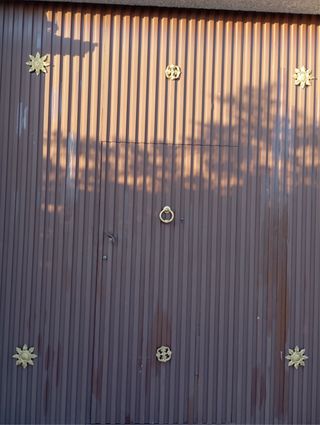 Puerta metálica marrón 280x300cm