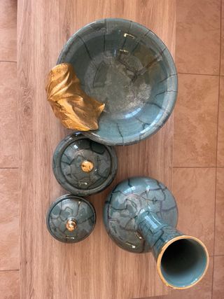 Juego de jarrones verde y dorado