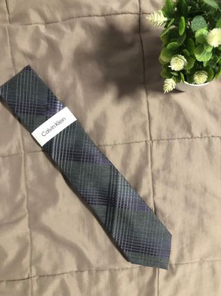 Corbata Calvin Klein Gris y Morada