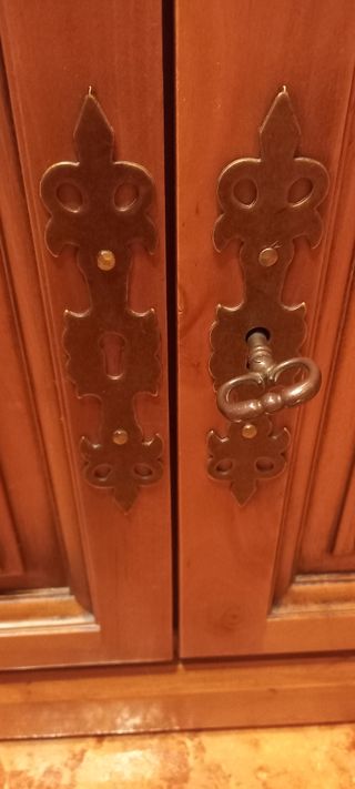 Mueble de madera maciza