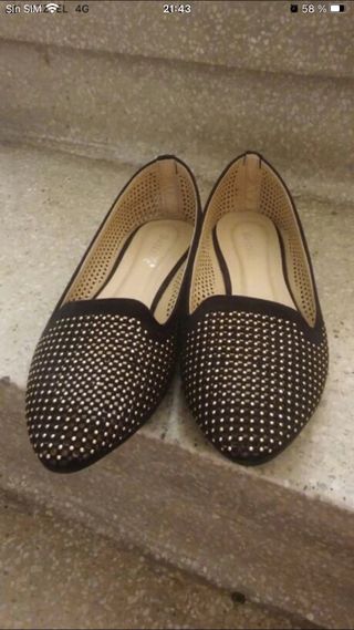 Zapatos planos negros con pedrería dorada