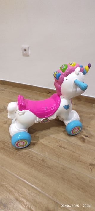 Correpasillos balancín unicornio de Clementoni
