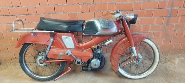 Movilete antigua, roja