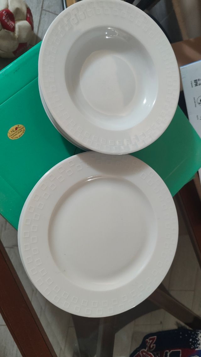 Set Piatti Porcellana Bianchi