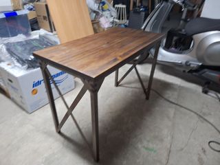 Mesa de madera y metal