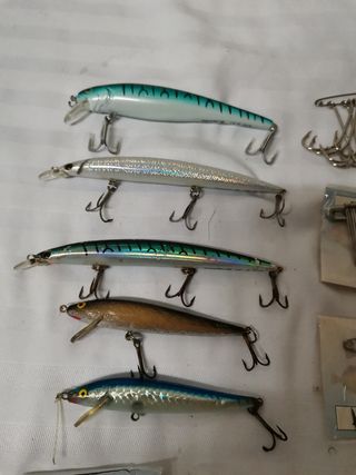 Señuelos de pesca Rapala,  anzuelos y plomos. 