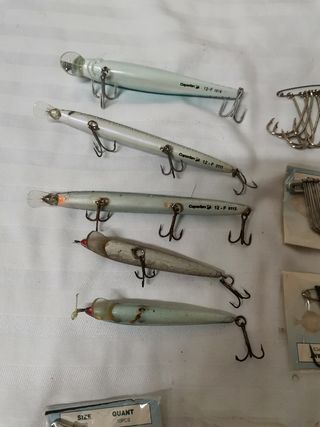 Señuelos de pesca Rapala,  anzuelos y plomos. 