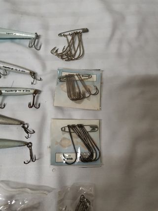 Señuelos de pesca Rapala,  anzuelos y plomos. 