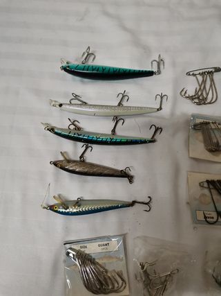 Señuelos de pesca Rapala,  anzuelos y plomos. 