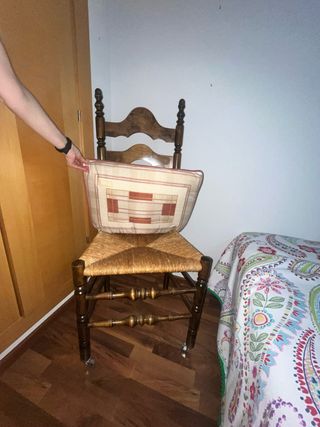 Silla de madera y mimbre