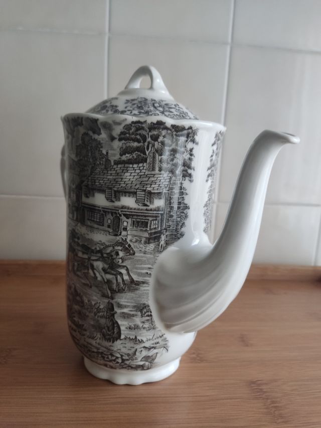 Antica caffettiera in porcellana Pontesa