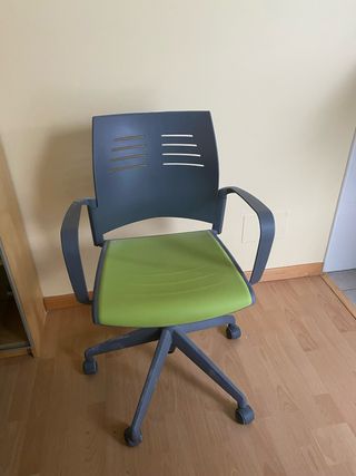 Silla escritorio giratoria verde y gris con ruedas