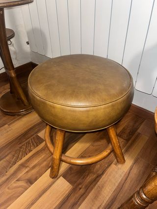 Taburete marrón piel y madera