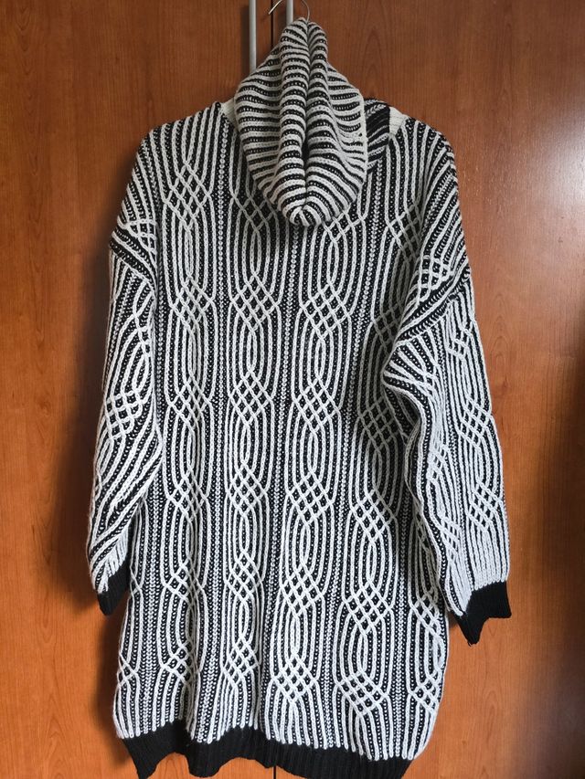 Suéter cuello alto blanco y negro