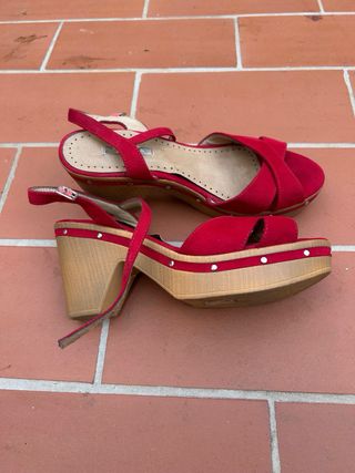 Sandalias rojas tacón medio