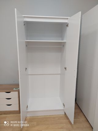 Armario blanco de madera
