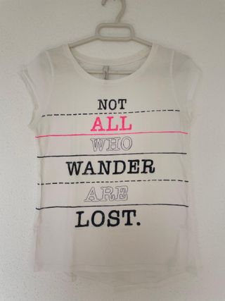 Camiseta blanca con letrero. Talla S. Stradivarius