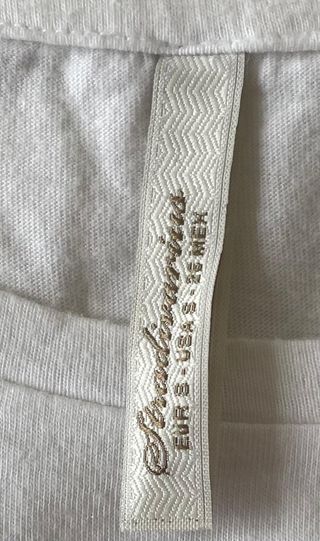 Camiseta blanca con letrero. Talla S. Stradivarius