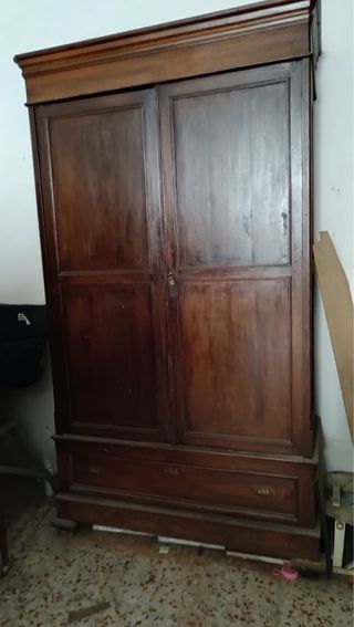 Armario antiguo de madera