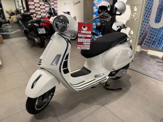 Vespa GTS 125 blanca - ¡Impecable!